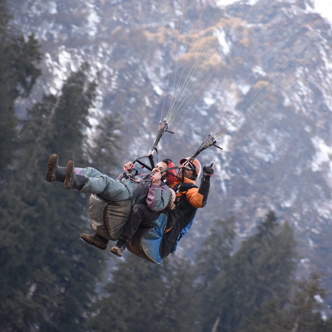 Tourist enjoying paragliding in Kullu Manali at Dobhi with Himalayan mountains in the background.
Paragliding adventure in Dobhi Kullu Manali Himachal Pradesh.