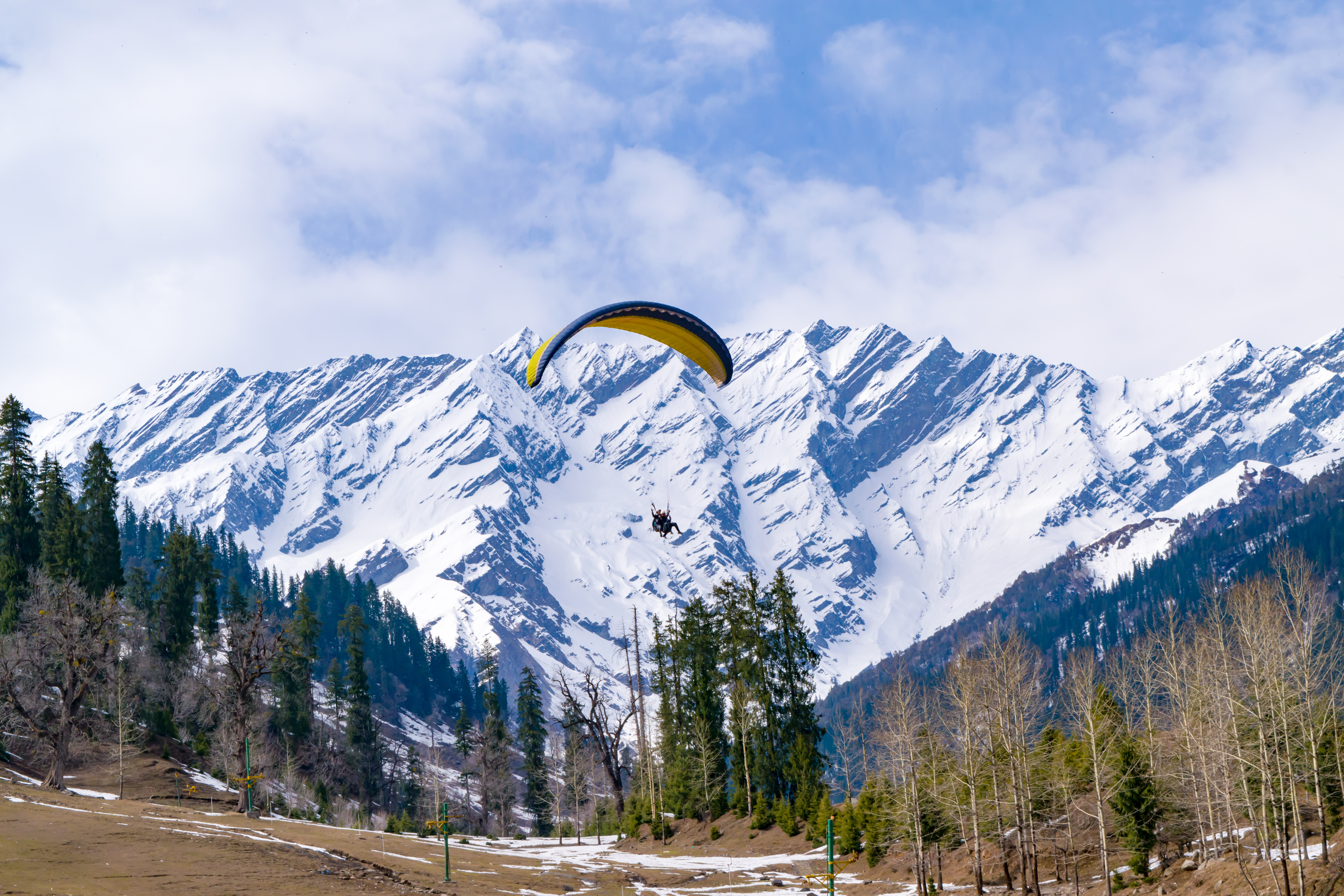 Paragliding in Manali (Solang & Dobhi) – Price, Season & Safety Guide 2025